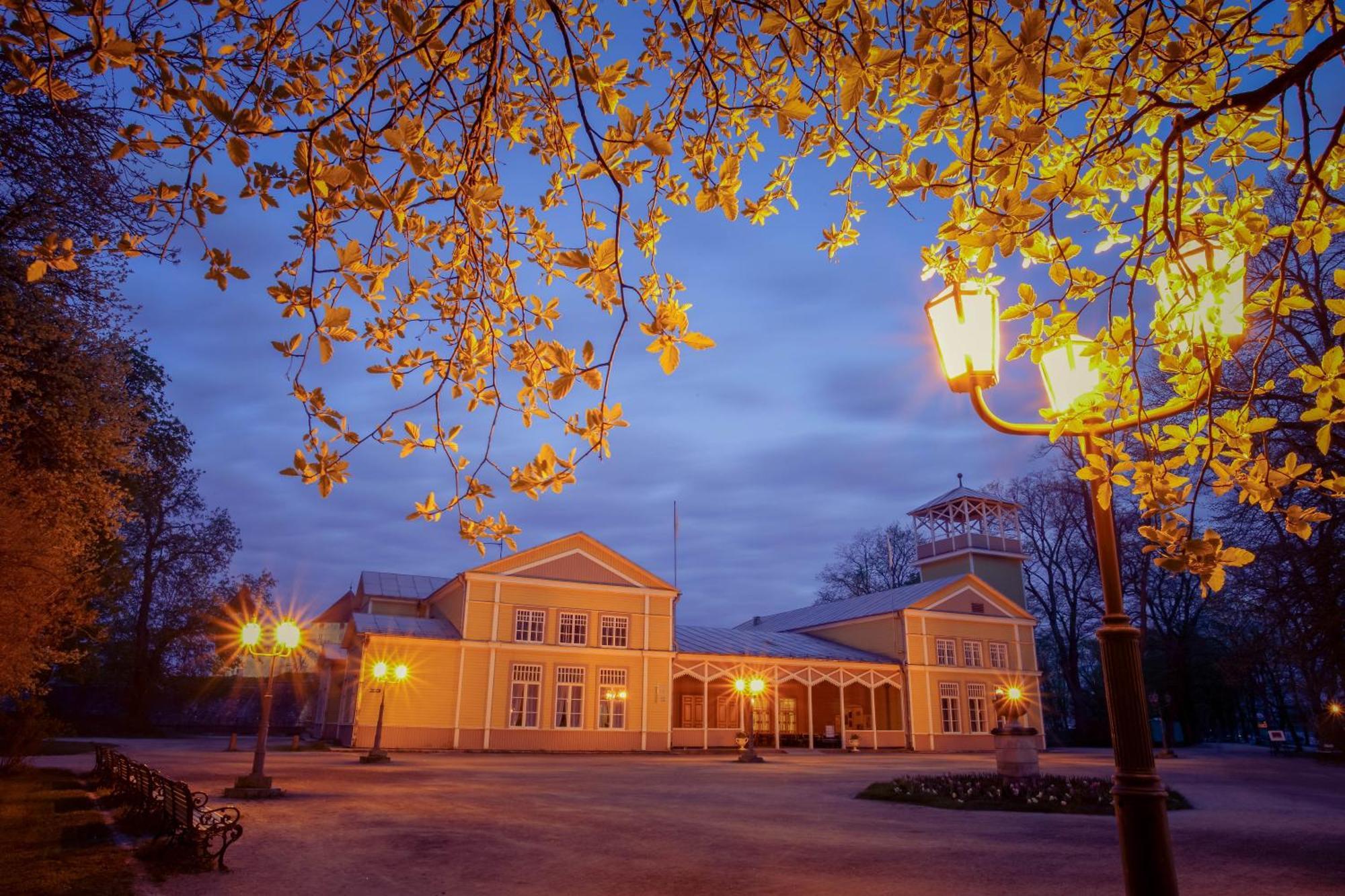 Kuursaal Guesthouse Kuressaare Exteriör bild